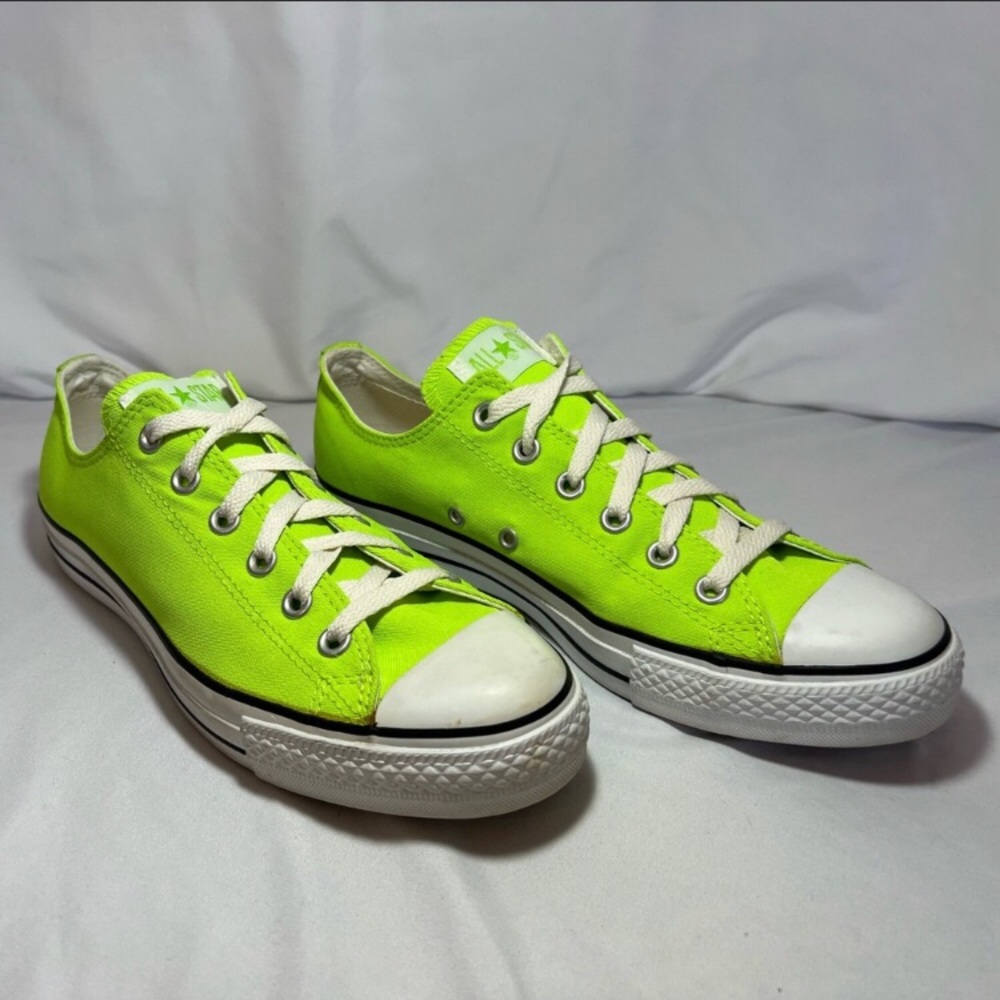 Converse Chuck Taylor HiTop color Bright Green M8- W10 great condition